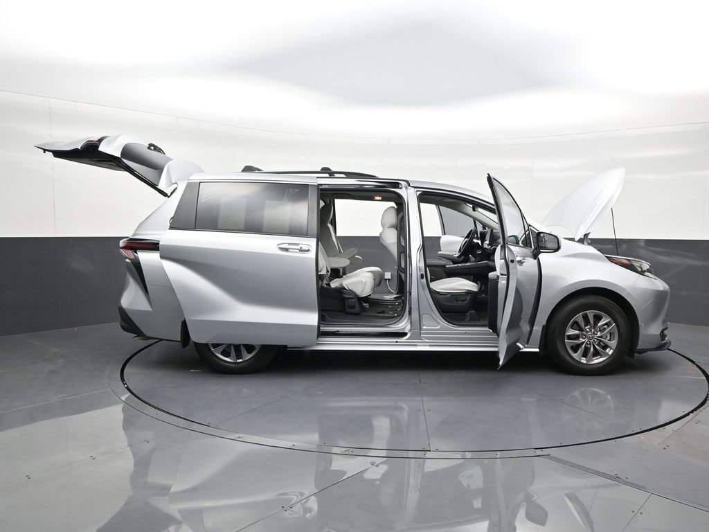 Used 2025 Toyota Sienna XLE image 29