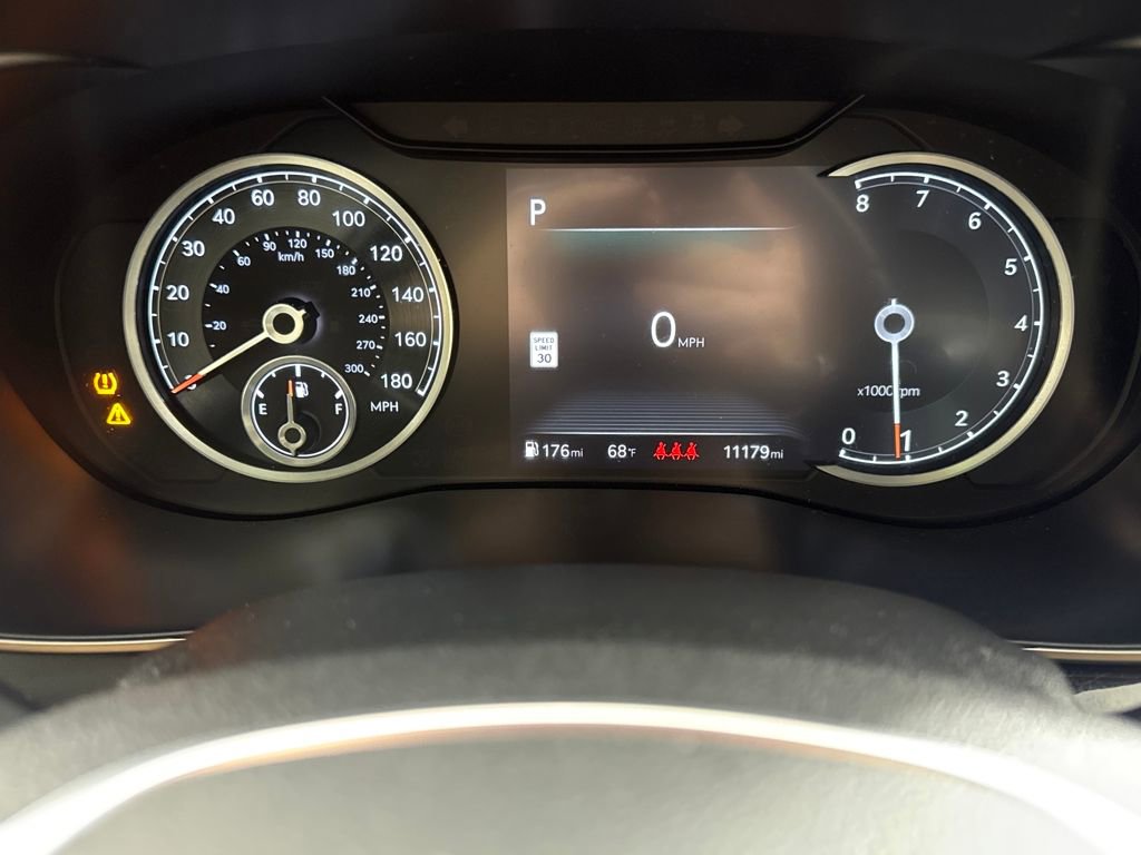 Used 2025 Genesis G70 2.5T image 17