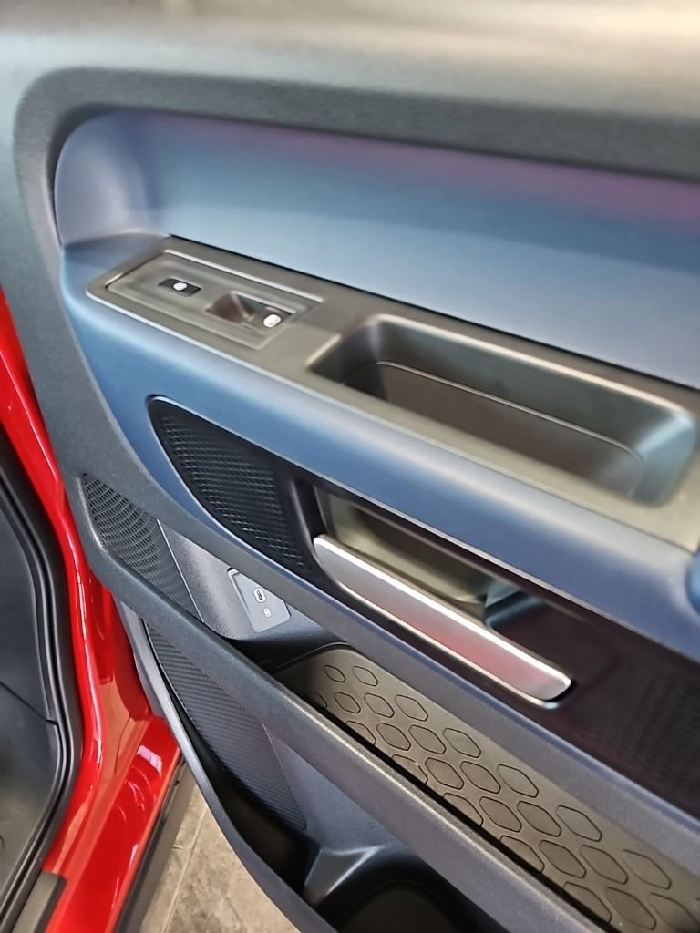 Used 2025 Volkswagen ID. Buzz Pro S Plus image 12