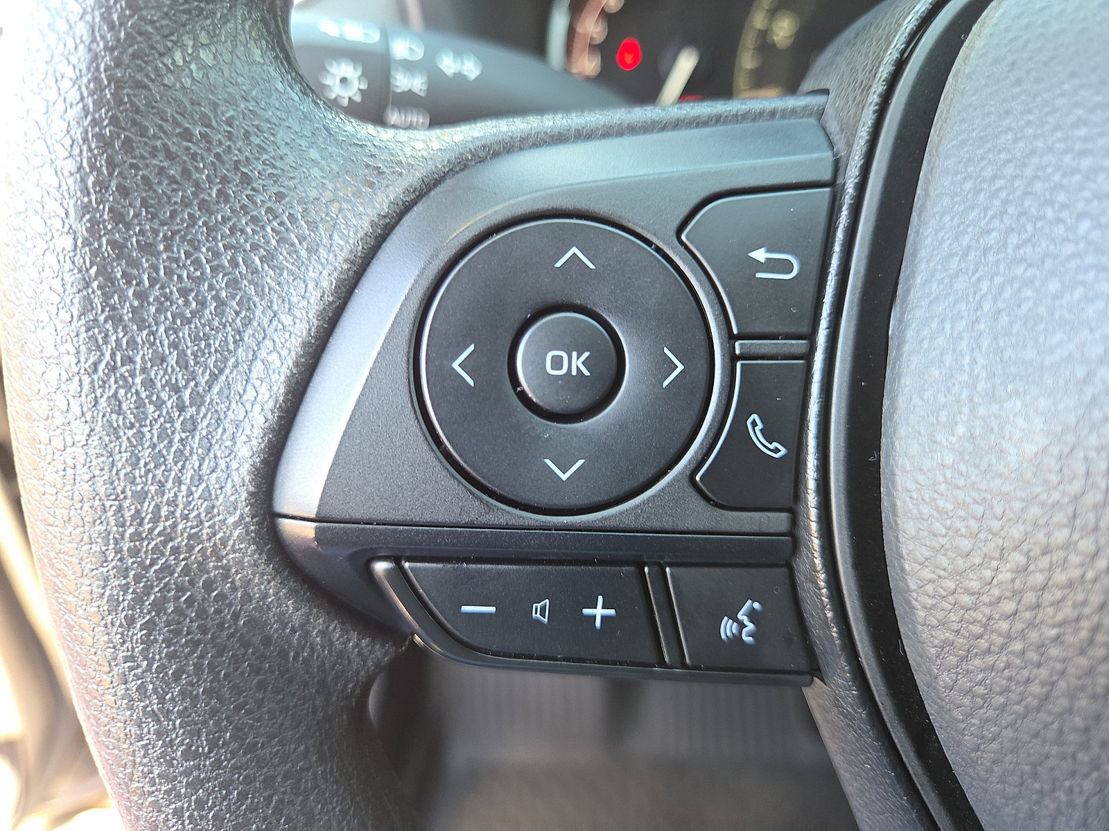 Used 2025 Toyota RAV4 XLE w/ Convenience Package image 30