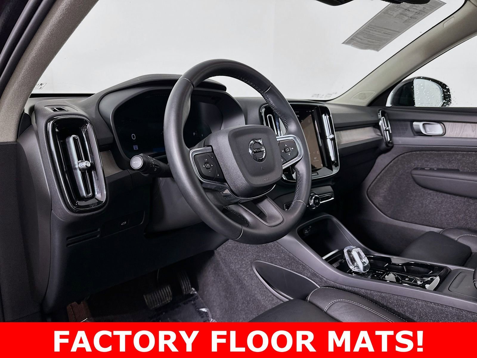 Used 2025 Volvo XC40 B5 Plus image 13