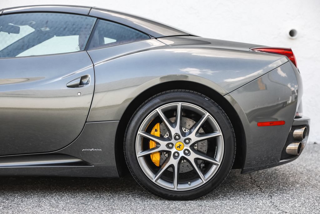 Used 2010 Ferrari California RWD image 18