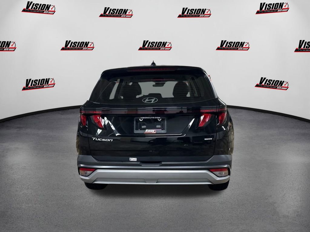 Certified 2025 Hyundai Tucson SE image 6