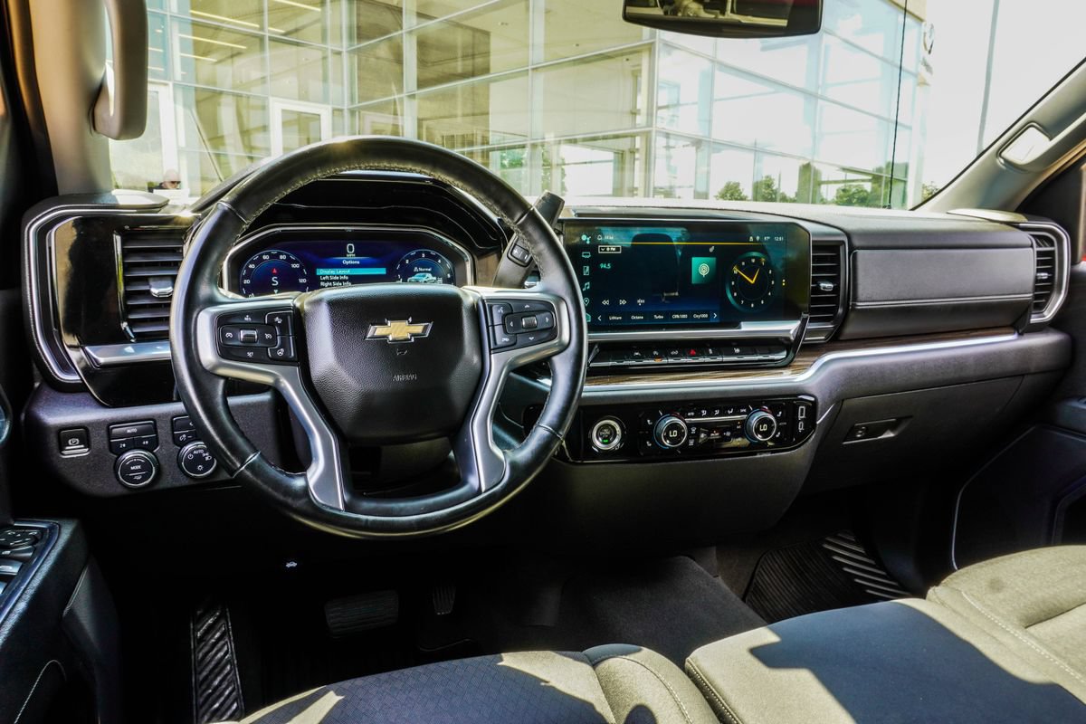 Used 2023 Chevrolet Silverado 1500 LT AWD/4WD image 16