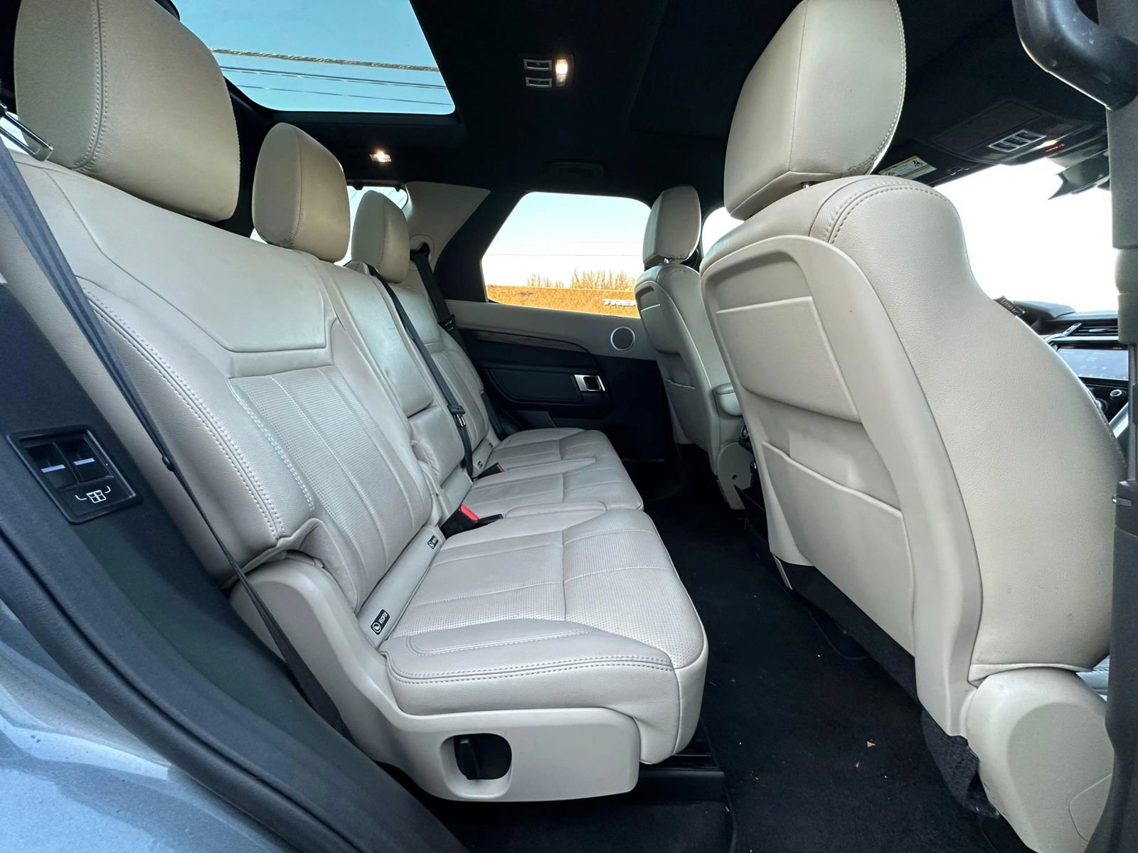 Used 2017 Land Rover Discovery HSE AWD/4WD image 36