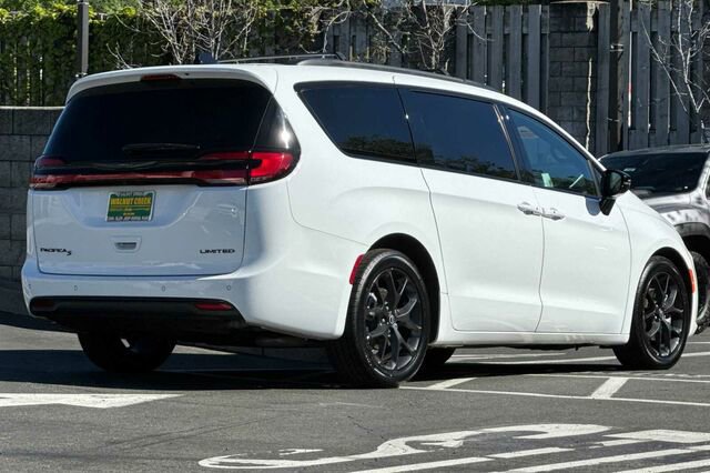 Certified 2025 Chrysler Pacifica Limited image 4