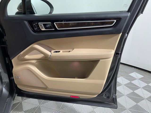 Used 2023 Porsche Cayenne w/ Premium Package image 27