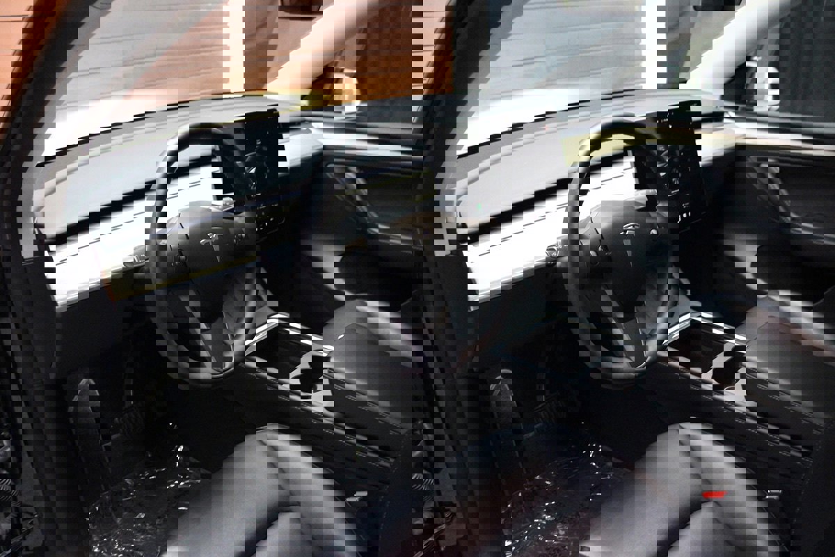 Used 2022 Tesla Model Y Long Range image 13