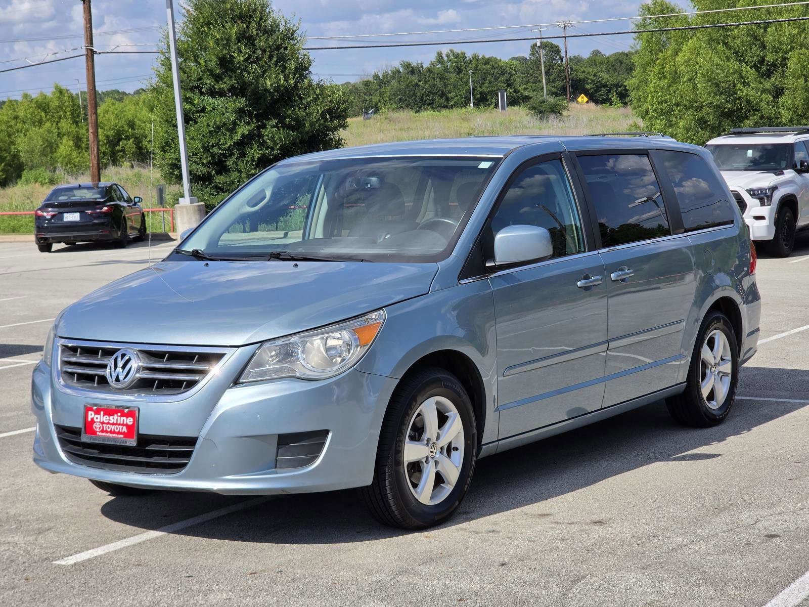 Used 2010 Volkswagen Routan SE FWD image 3