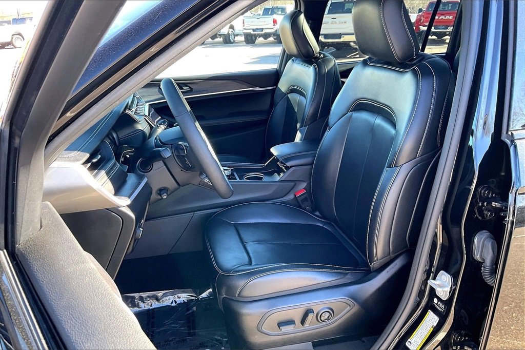 Used 2024 Jeep Grand Cherokee L Limited w/ Luxury Tech Group II image 25