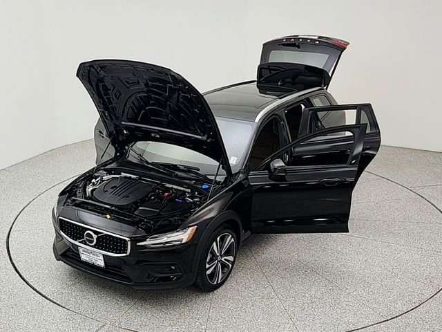 Used 2025 Volvo V60 B5 Cross Country Plus AWD/4WD image 35