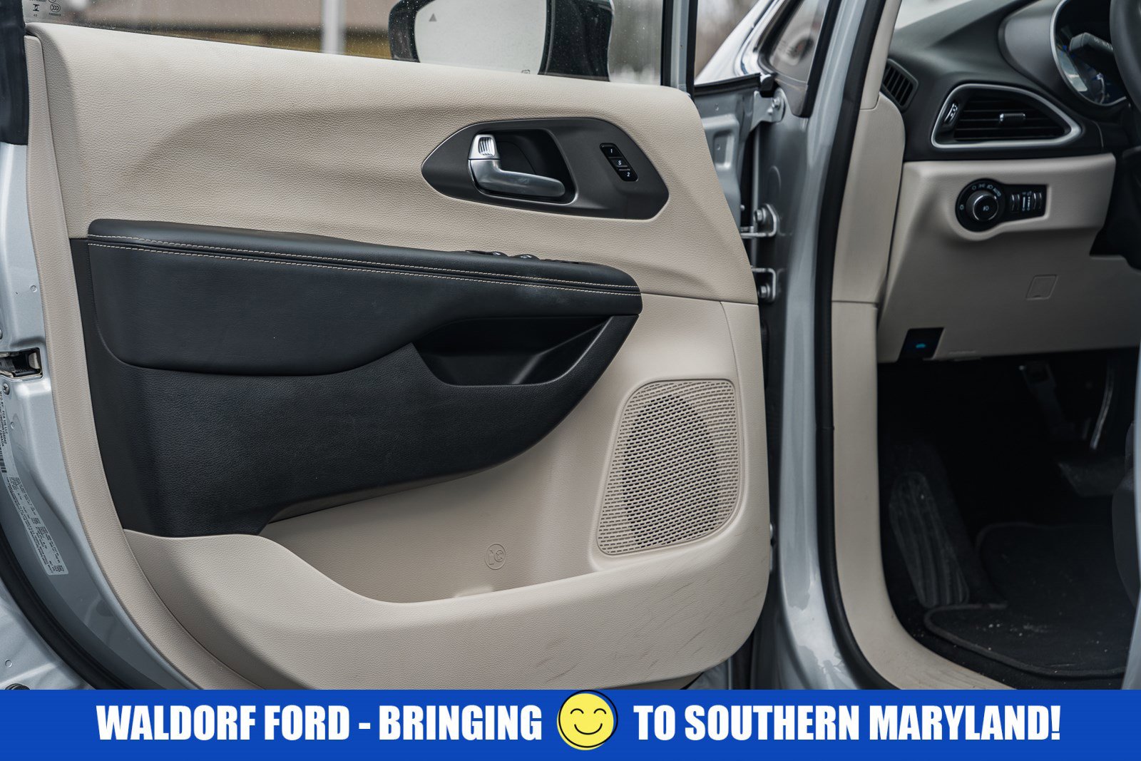 Used 2024 Chrysler Pacifica Touring-L image 40