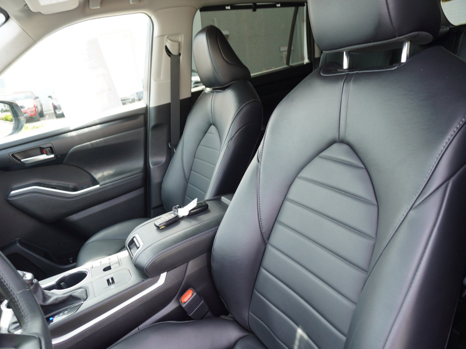 Used 2024 Toyota Highlander XLE image 25