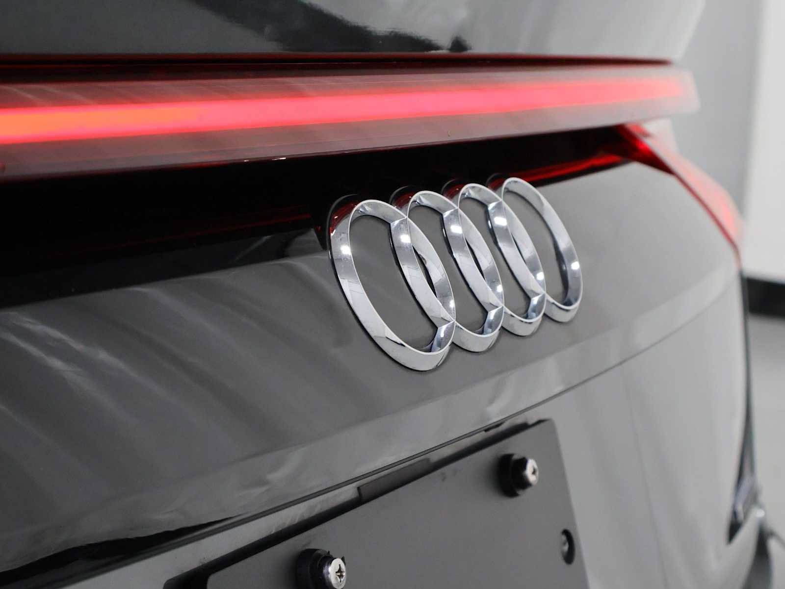 Used 2020 Audi Q8 Prestige w/ Prestige Package AWD/4WD image 8