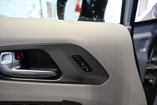 Used 2024 Chrysler Pacifica Touring-L FWD image 29