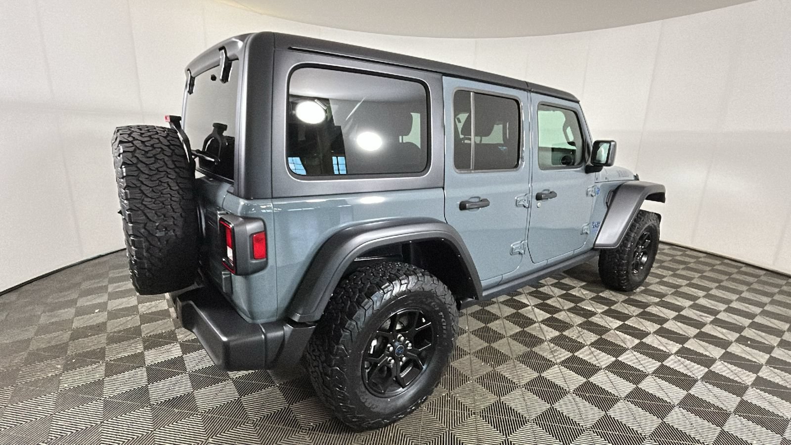 Used 2024 Jeep Wrangler Unlimited AWD/4WD image 3