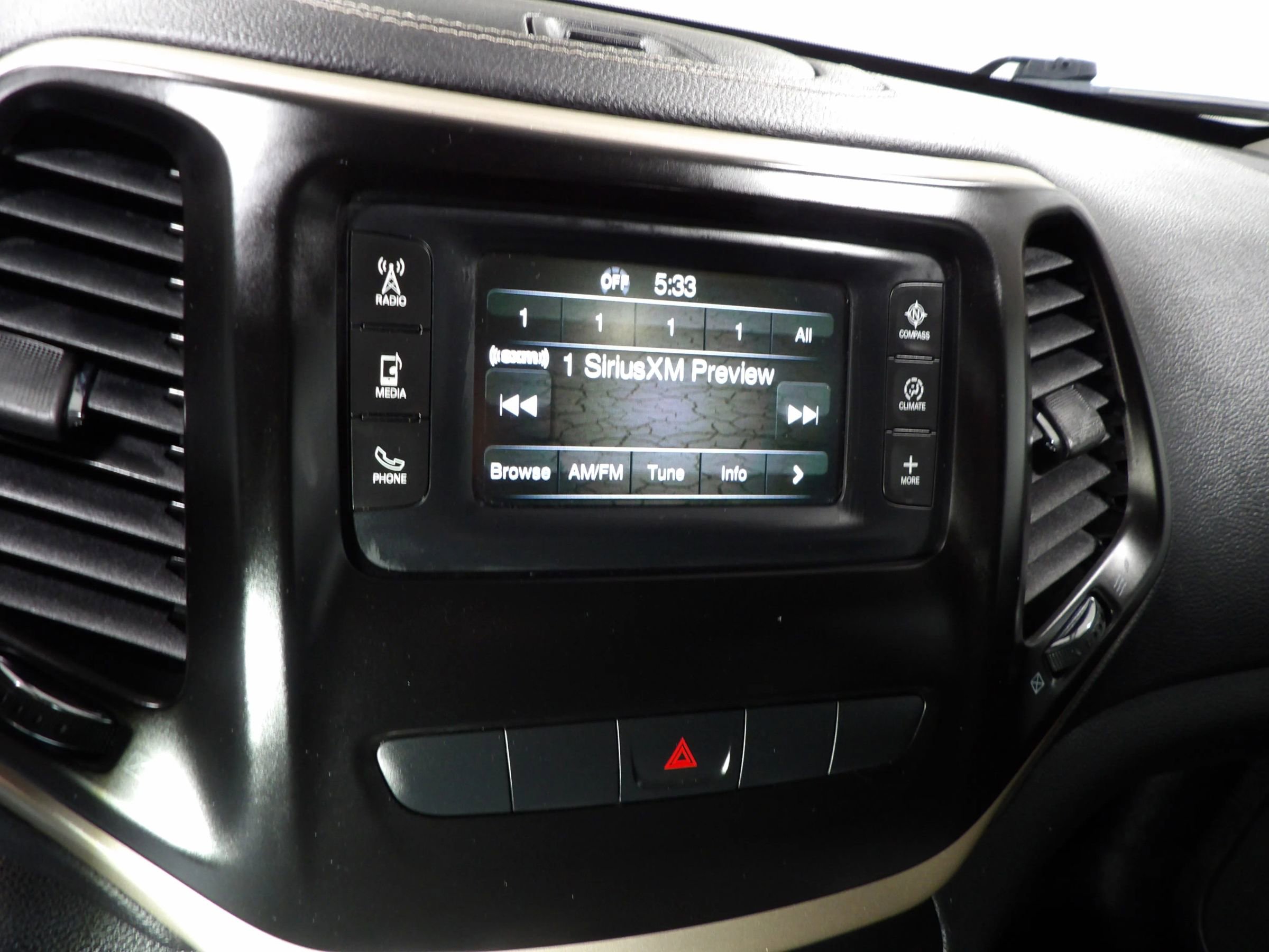 Used 2014 Jeep Cherokee Latitude w/ Comfort/Convenience Group AWD/4WD image 19