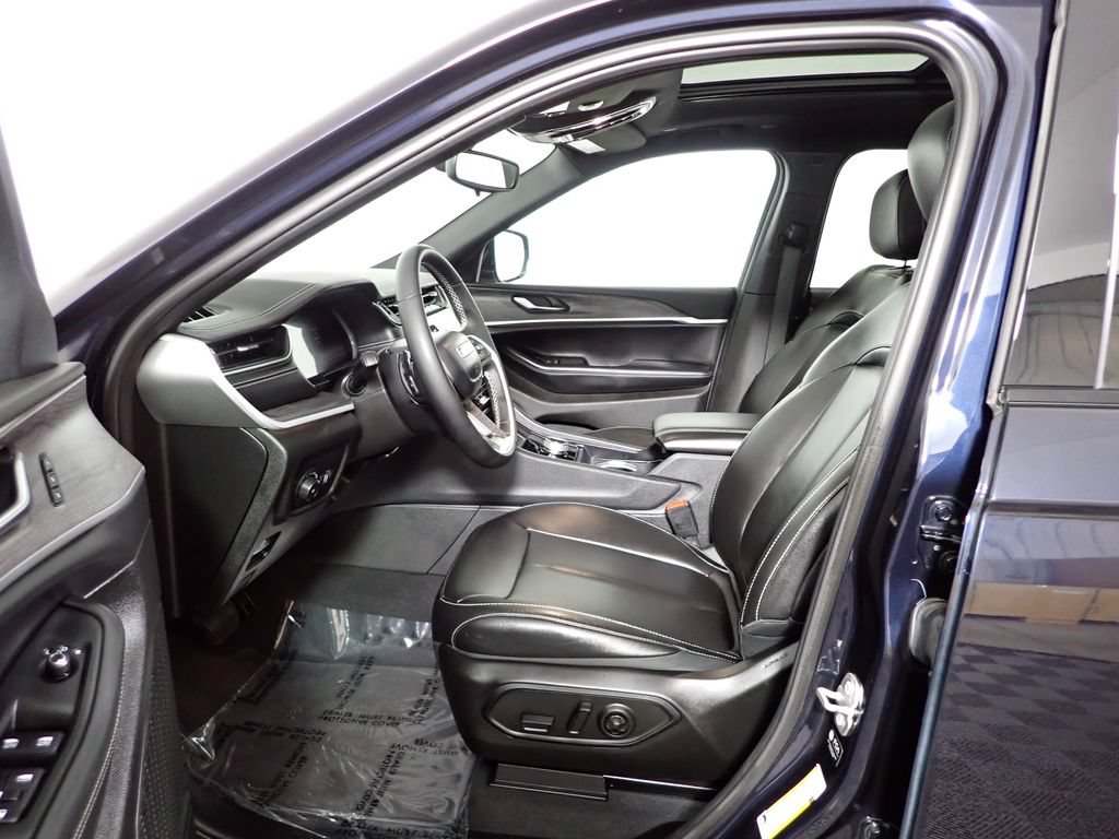 Used 2024 Jeep Grand Cherokee L Limited w/ Black Appearance Package AWD/4WD image 22
