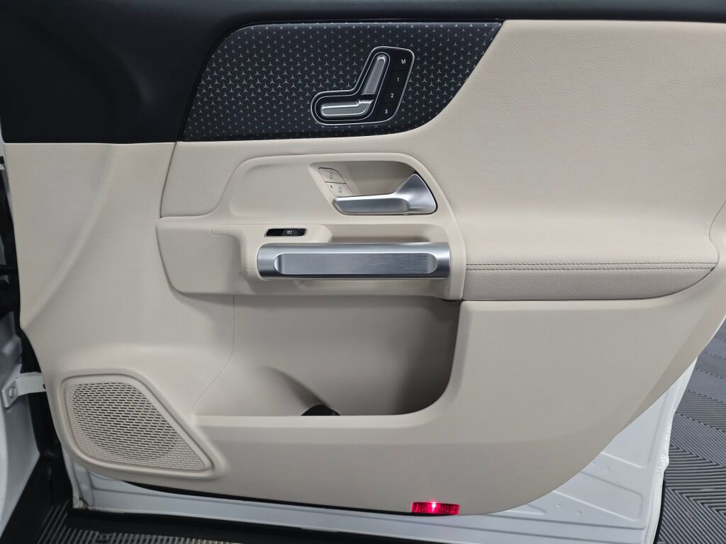 Used 2025 Mercedes-Benz GLB 250 4MATIC image 25