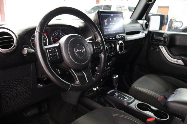 Used 2017 Jeep Wrangler Unlimited Sahara w/ Connectivity Group AWD/4WD image 31