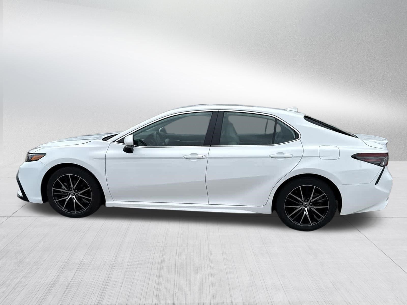 Used 2024 Toyota Camry SE FWD image 3