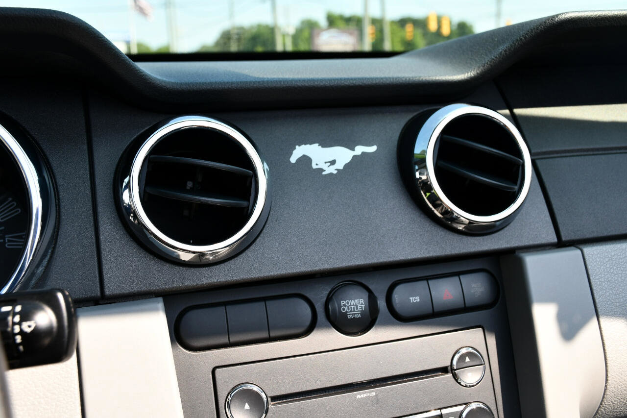 Used 2009 Ford Mustang Convertible image 21