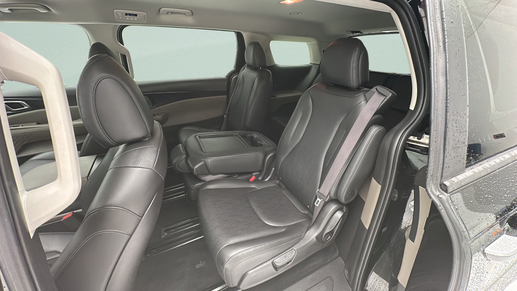 Used 2025 Kia Carnival FWD image 9