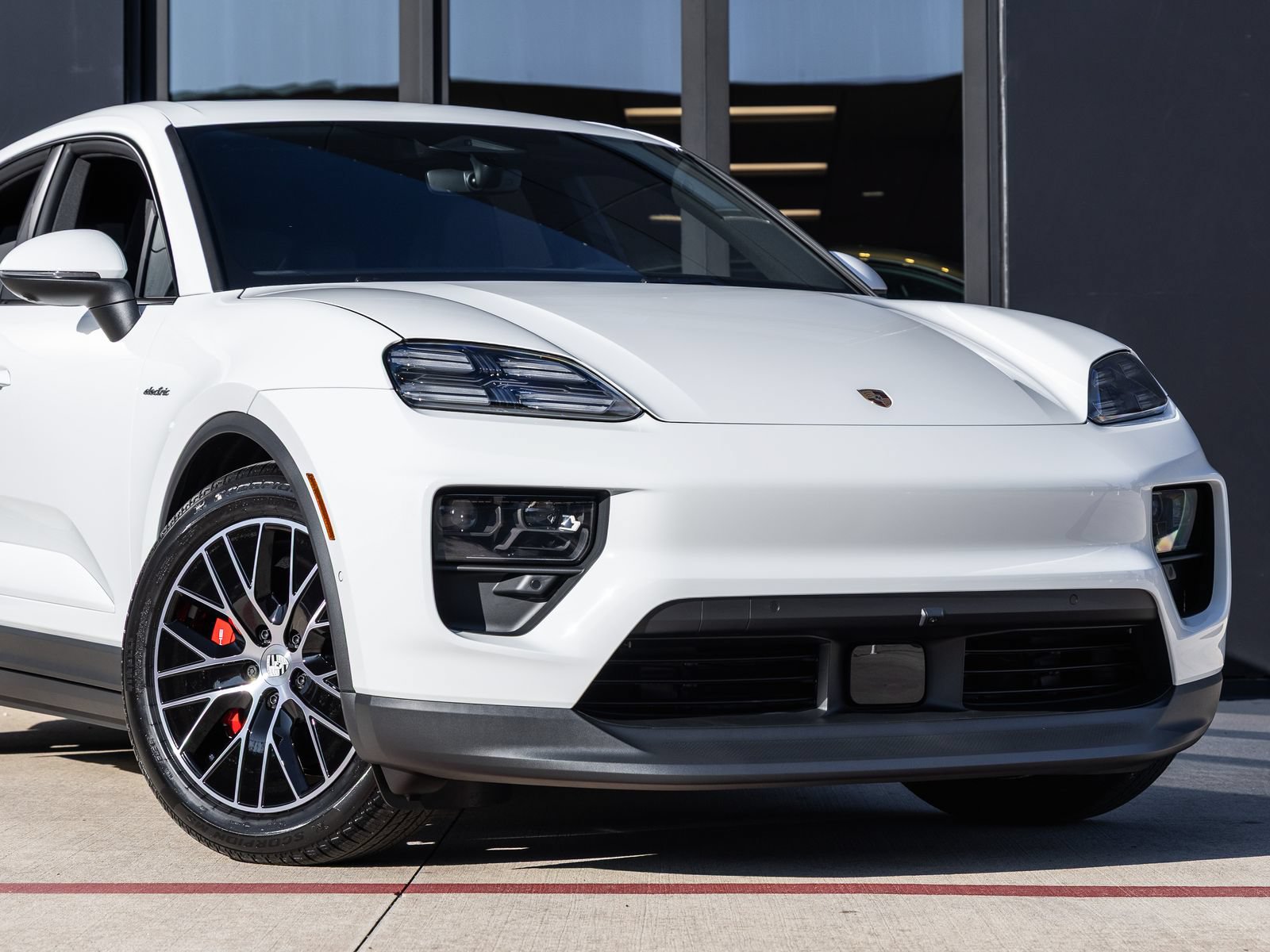 Certified 2025 Porsche Macan 4S Electric AWD/4WD image 9