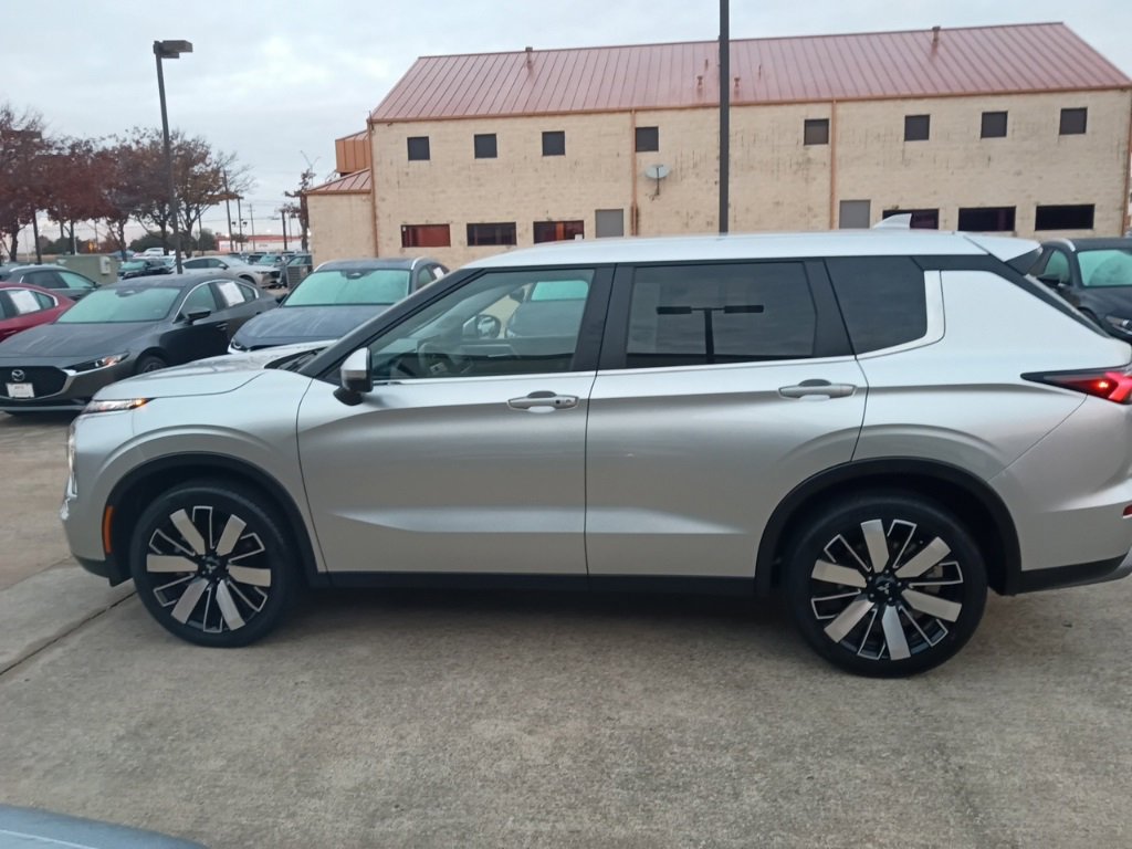 Used 2025 Mitsubishi Outlander SE image 4