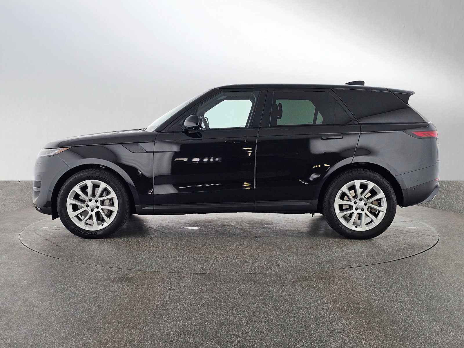 Used 2024 Land Rover Range Rover Sport SE AWD/4WD image 2