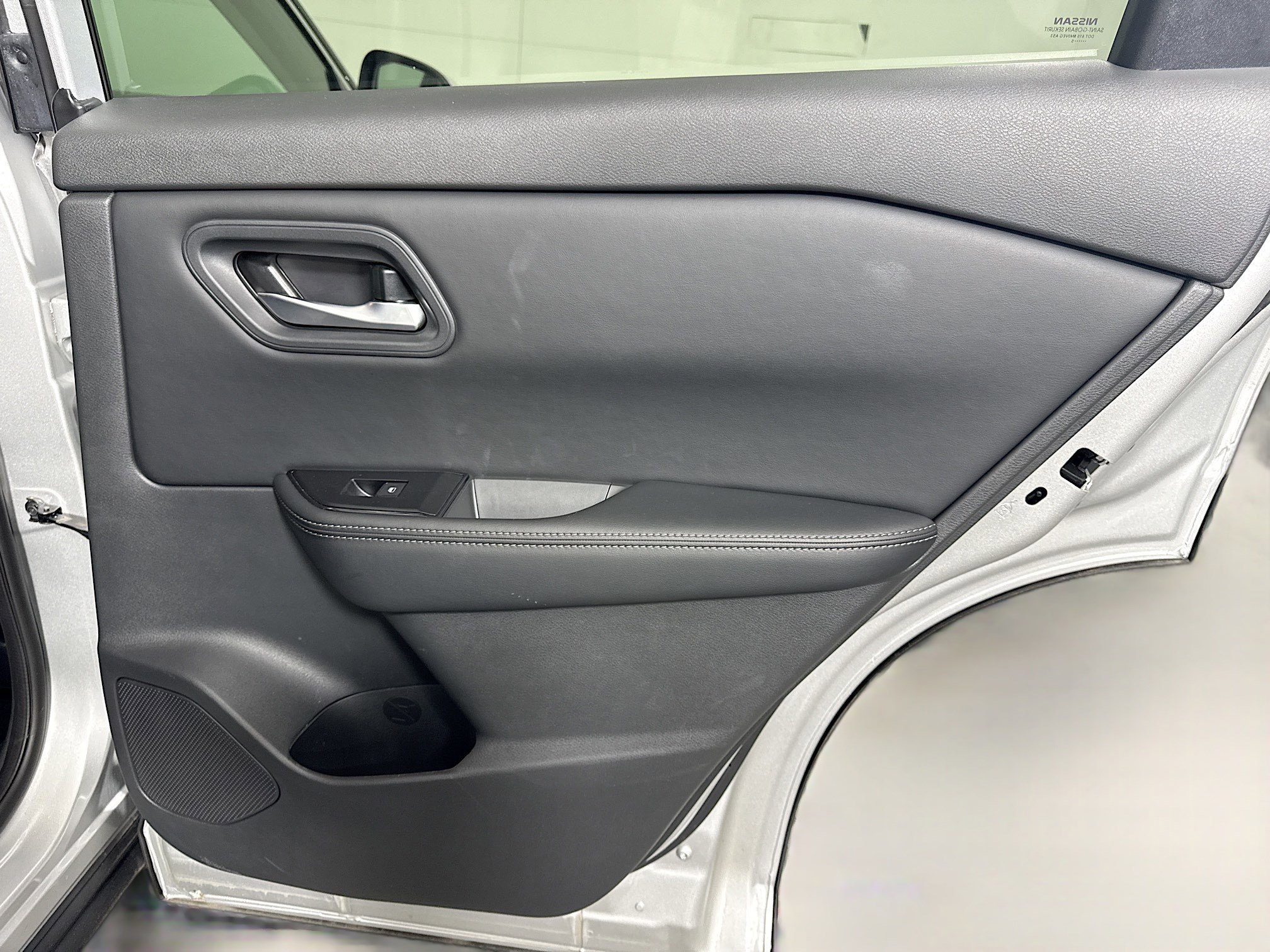 Used 2025 Nissan Rogue SV image 28