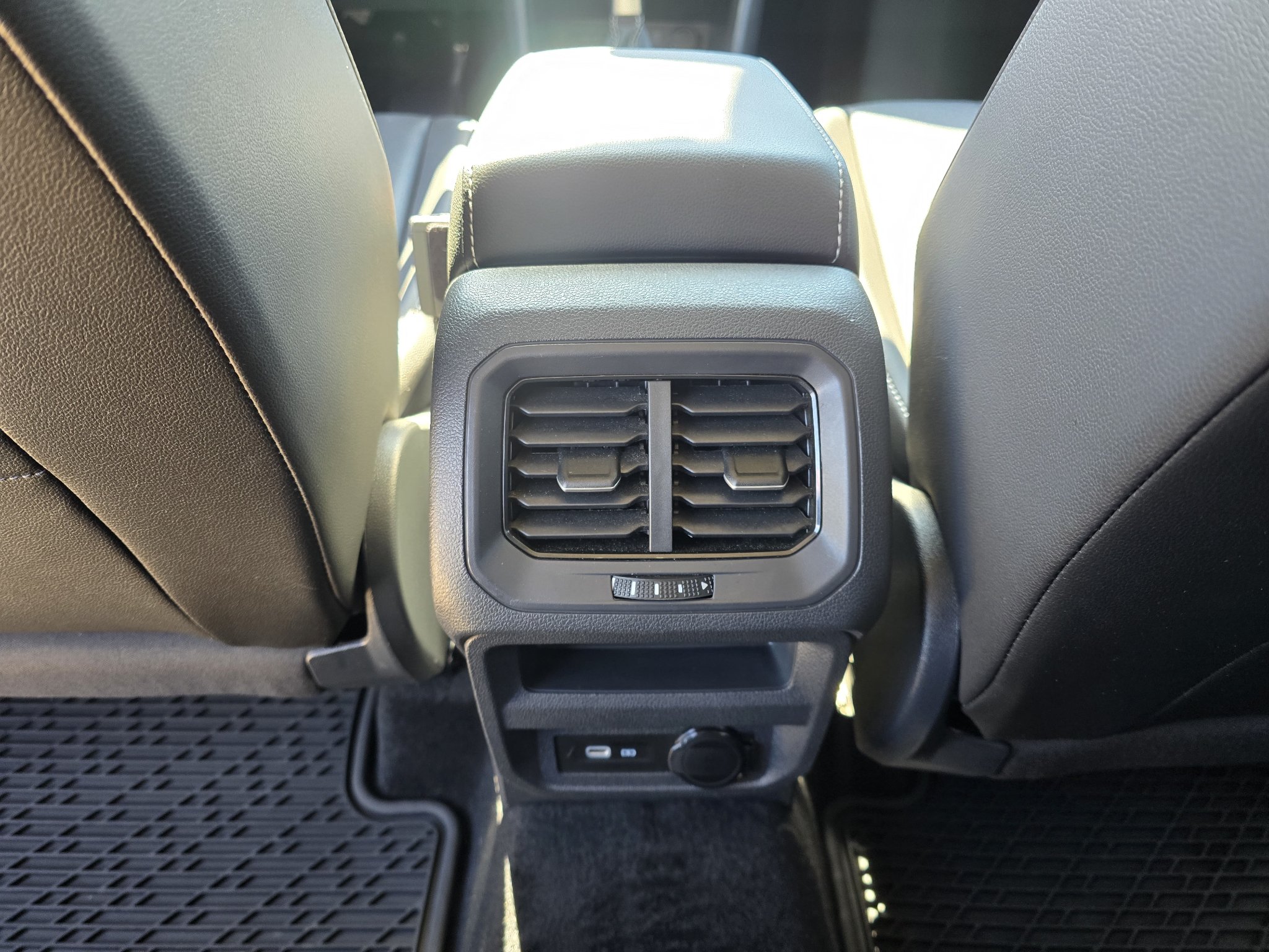 Used 2024 Volkswagen Tiguan SE AWD/4WD image 30