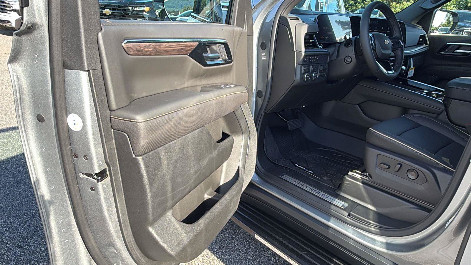 New 2026 Chevrolet Suburban Premier w/ Sun And Tow Package AWD/4WD image 14