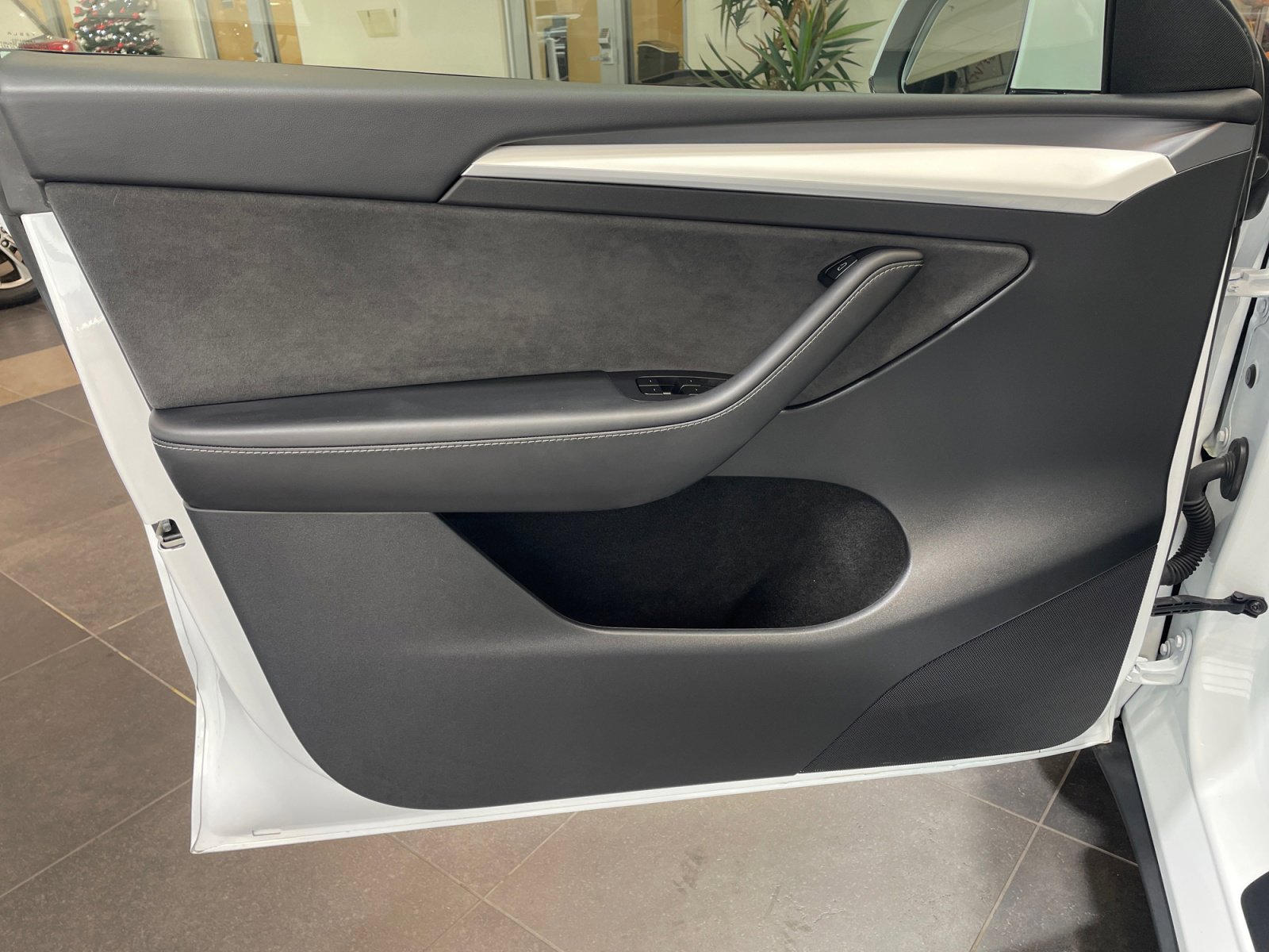 Used 2025 Tesla Model Y Performance image 12