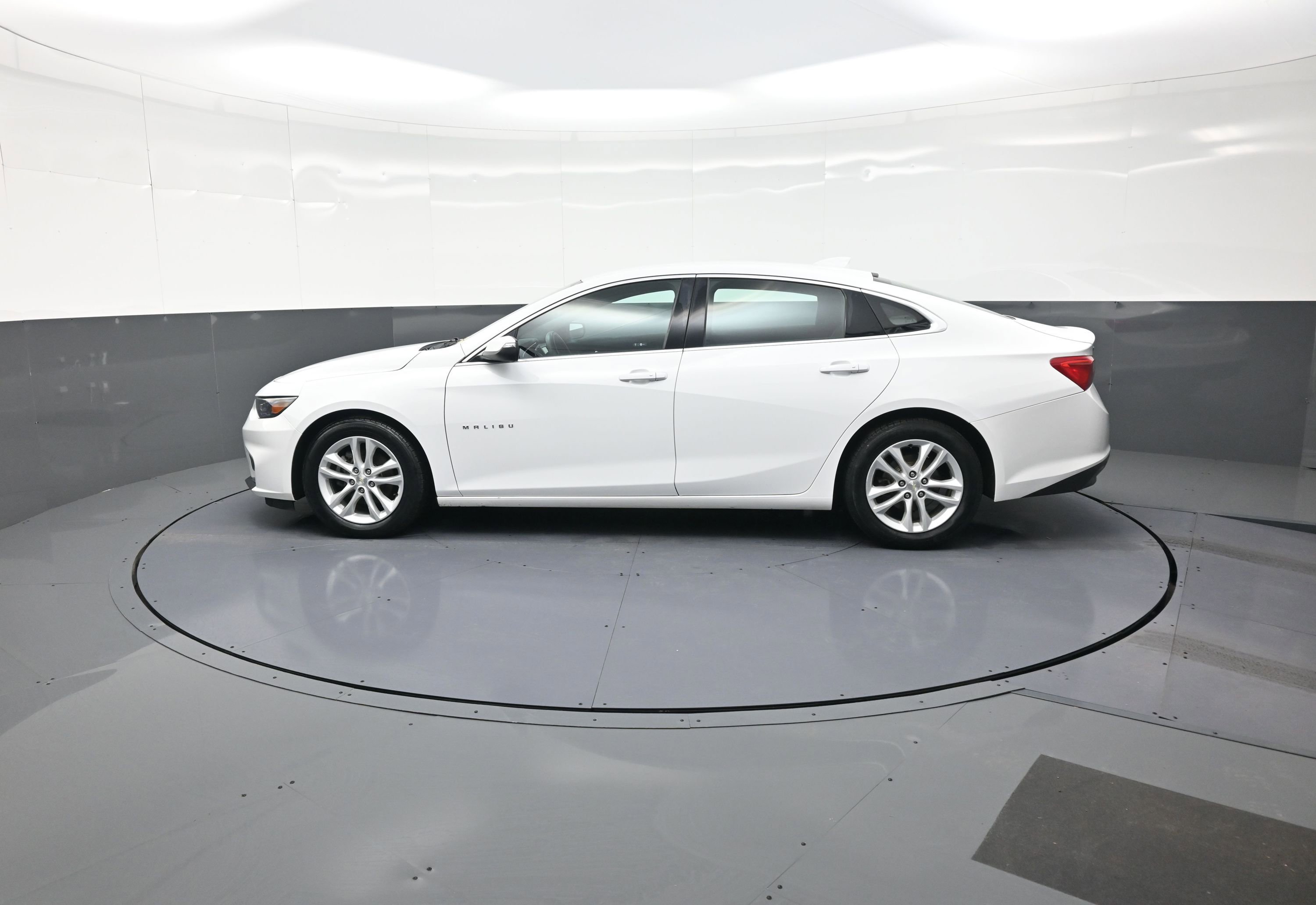Used 2017 Chevrolet Malibu LT image 6