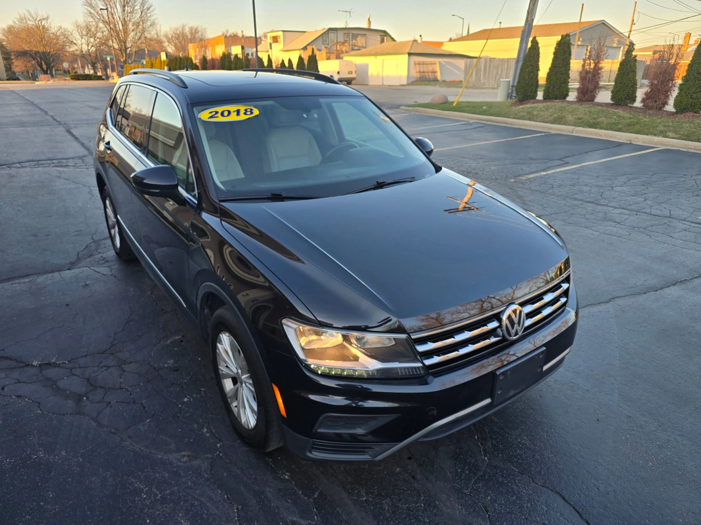 Used 2018 Volkswagen Tiguan SE w/ Panoramic Sunroof Package image 4