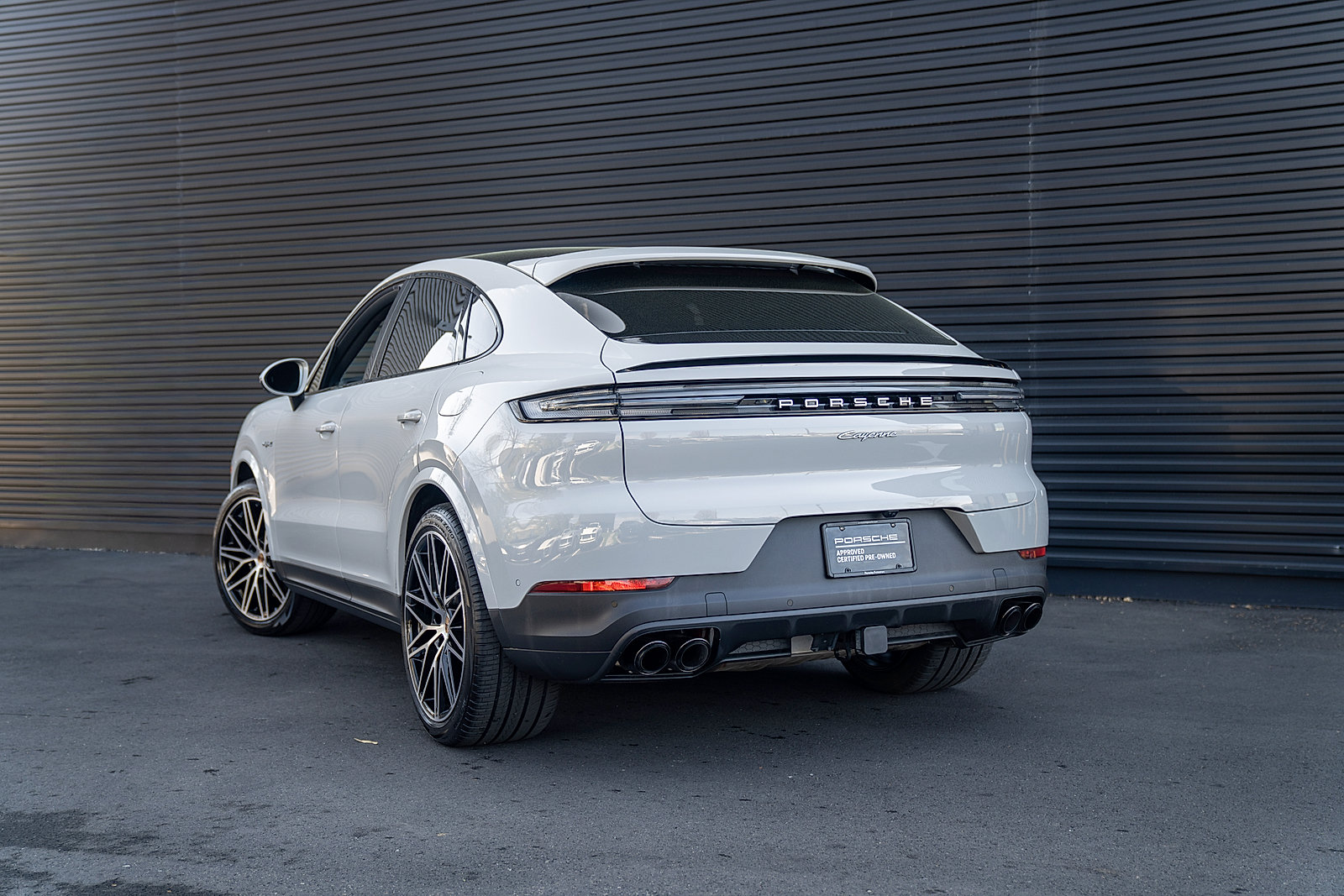 Certified 2025 Porsche Cayenne E-Hybrid Coupe AWD/4WD image 3