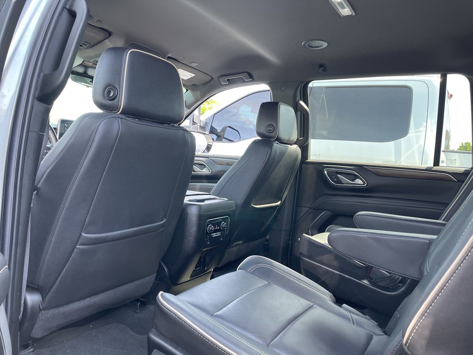 Used 2024 Chevrolet Suburban Premier AWD/4WD image 4
