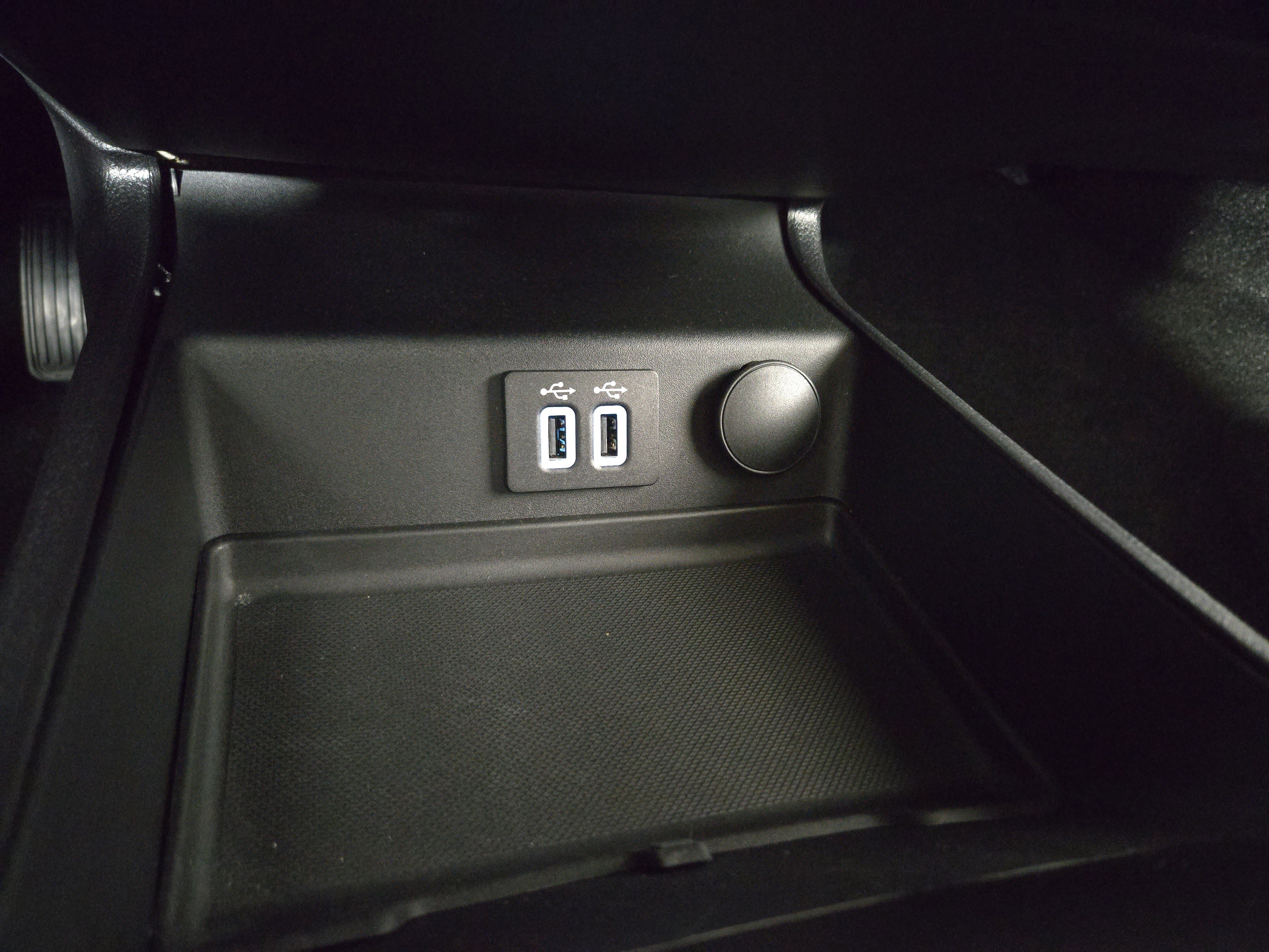 Used 2020 Ford Fusion SE image 25