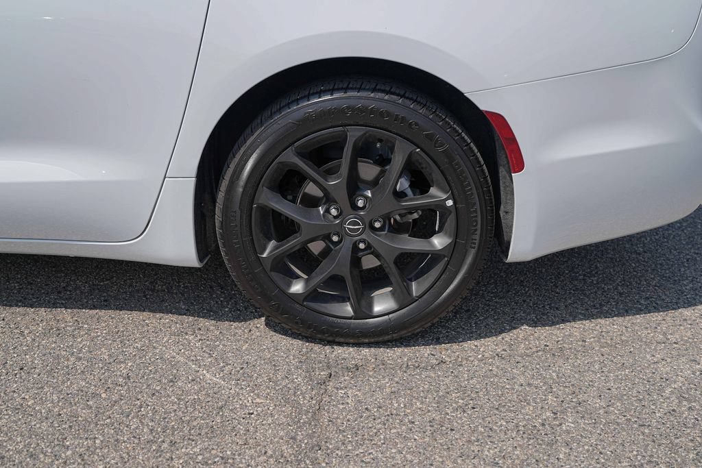 Used 2025 Chrysler Pacifica Limited FWD image 13