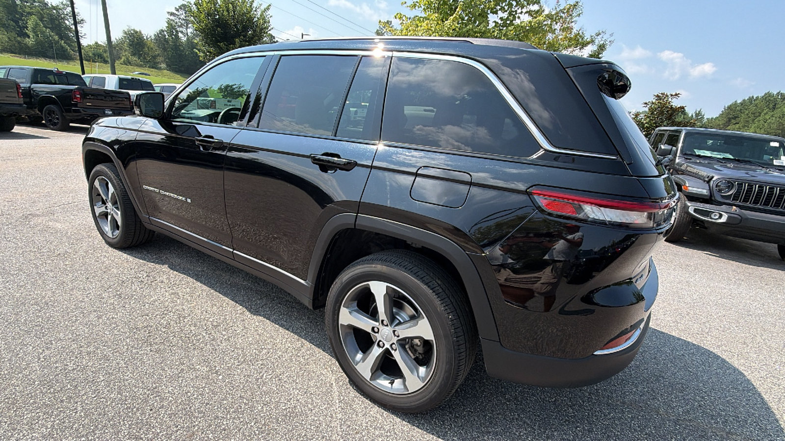 Used 2025 Jeep Grand Cherokee Limited w/ Luxury Tech Group II AWD/4WD image 10