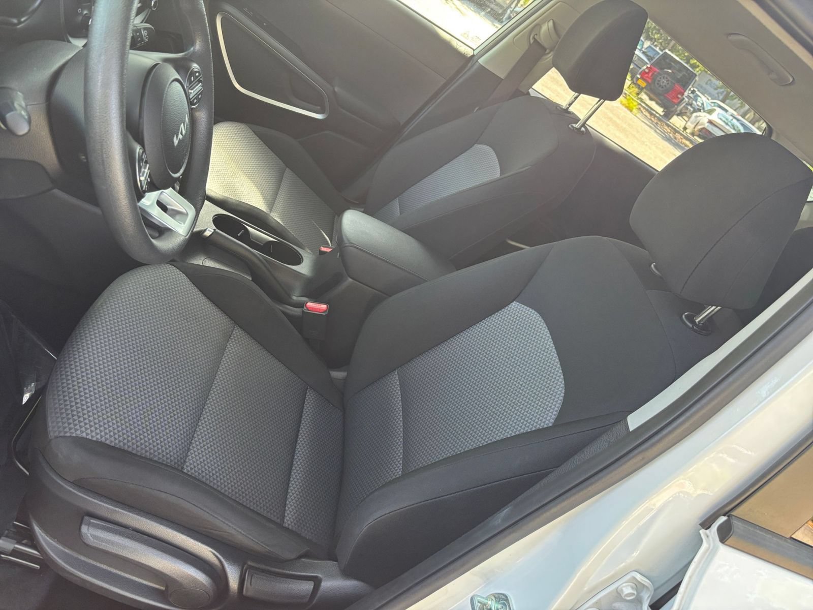 Used 2025 Kia Soul LX w/ LX Technology Package FWD image 33