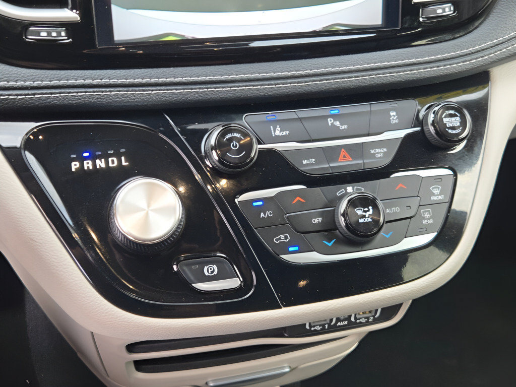 Used 2023 Chrysler Pacifica Touring-L FWD image 32
