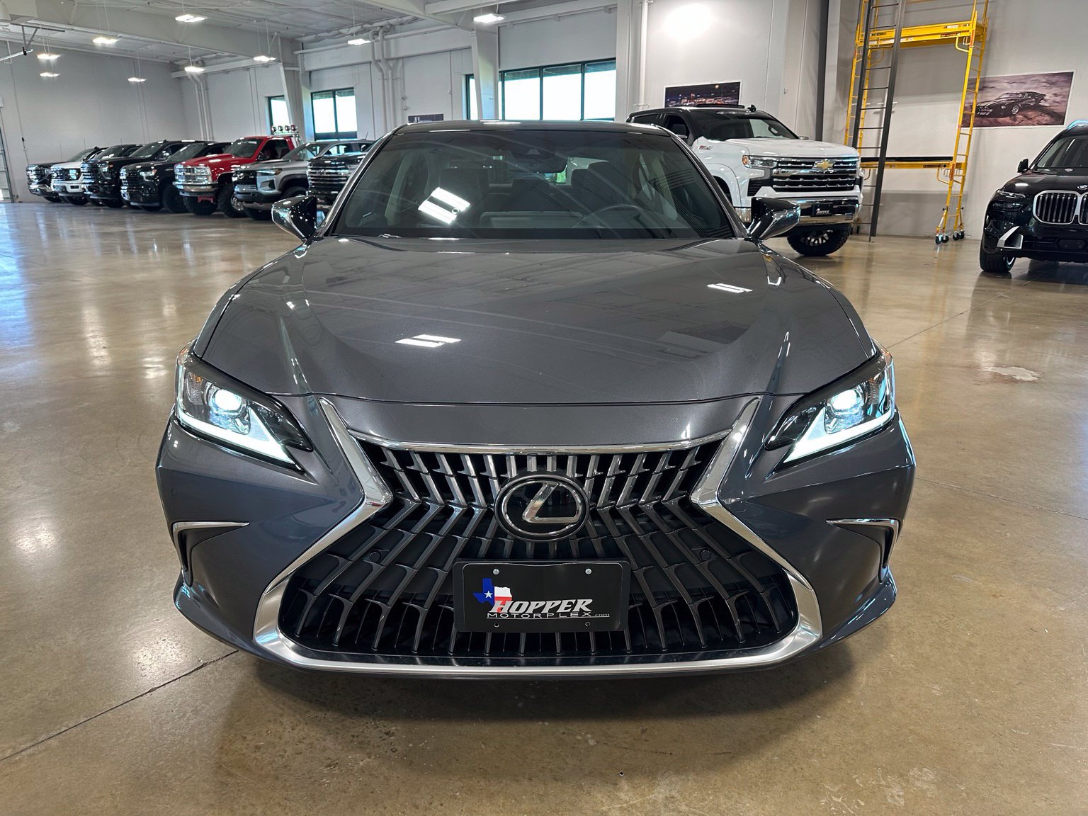 Used 2025 Lexus ES 350 w/ Premium Package FWD image 2