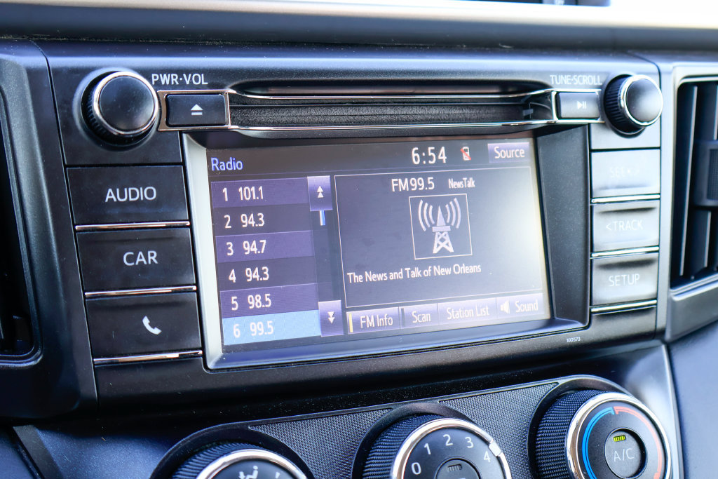 Used 2016 Toyota RAV4 LE FWD image 4