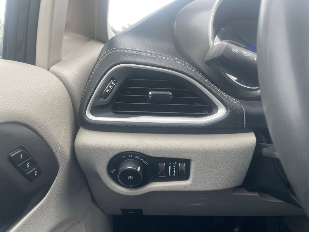 Used 2023 Chrysler Pacifica Touring-L FWD image 12