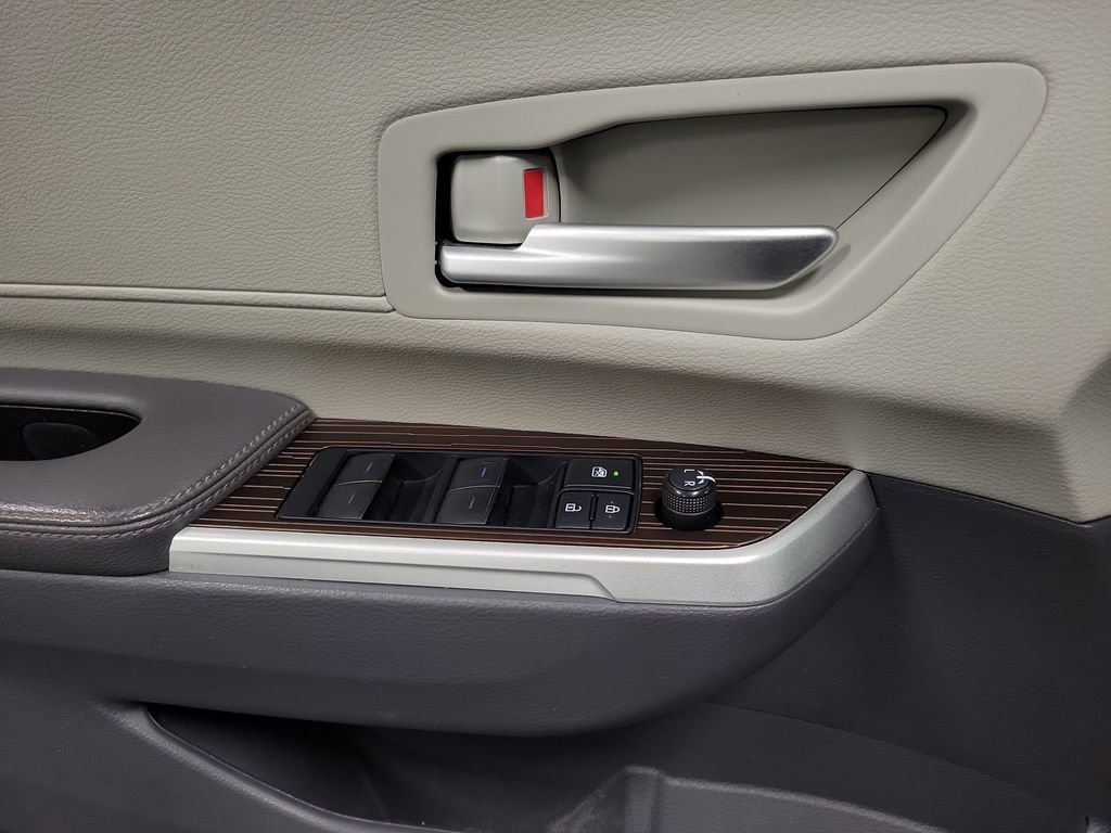 Used 2021 Toyota Sienna XLE image 18