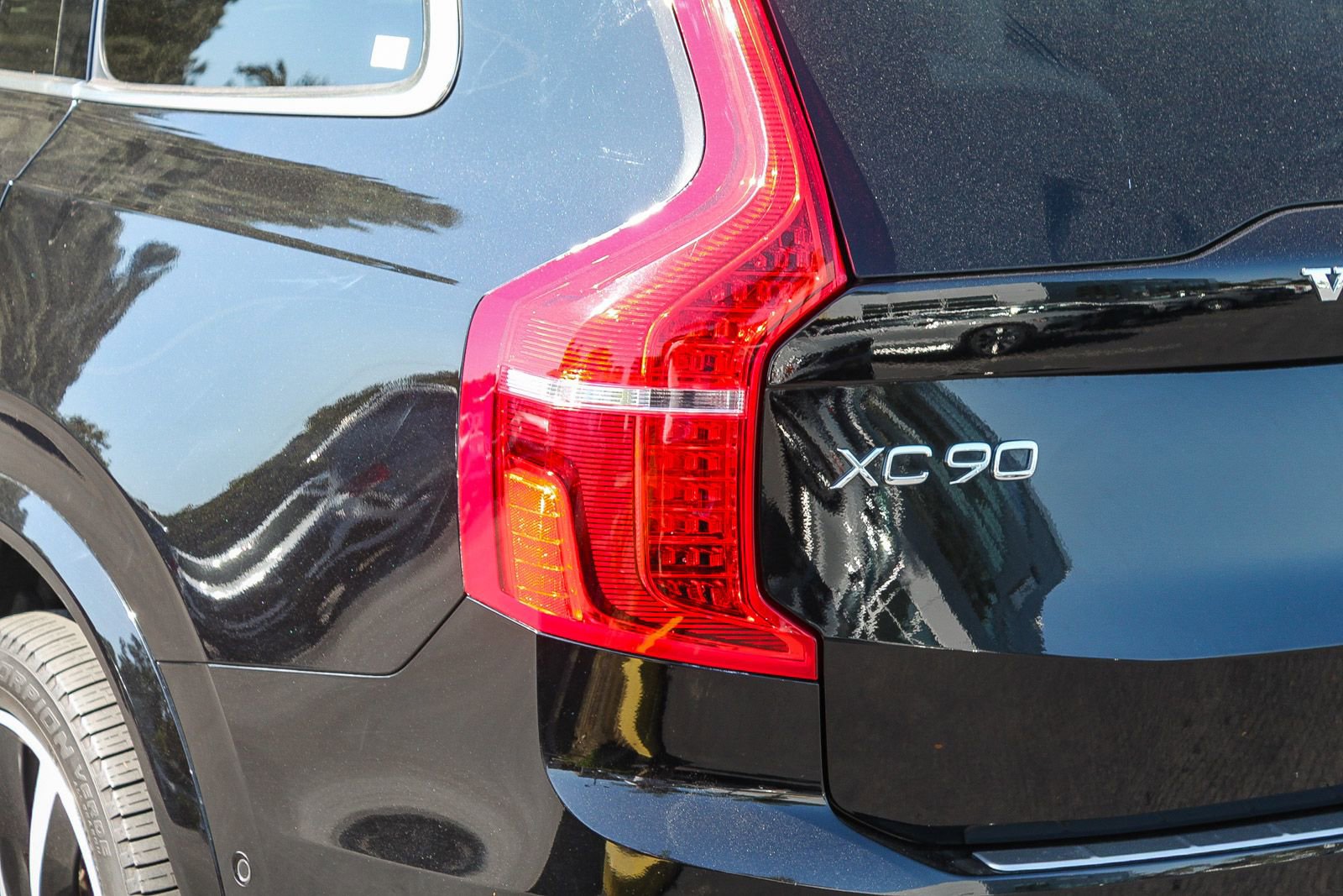 Used 2023 Volvo XC90 B6 Plus w/ Protection Package Premier image 9