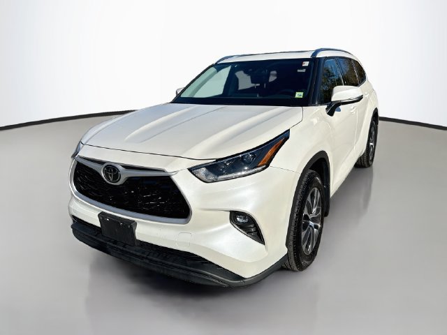 Used 2021 Toyota Highlander XLE AWD/4WD image 3