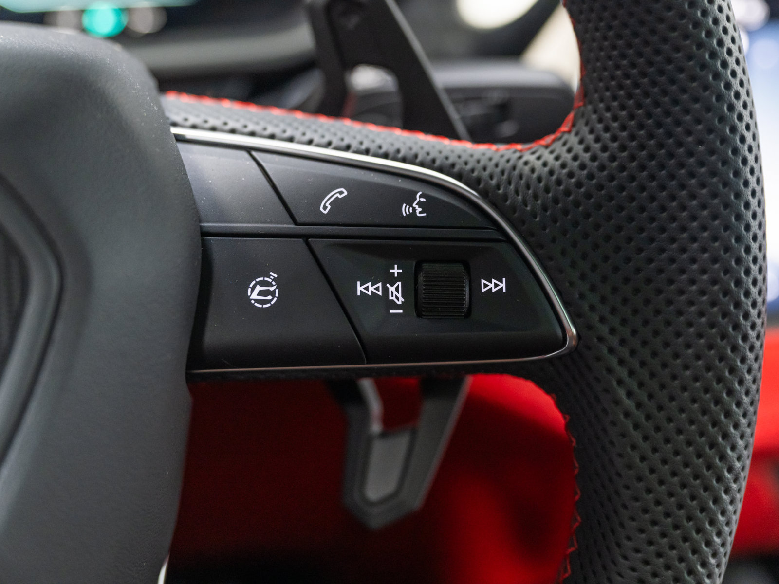 Used 2025 Lamborghini Urus SE AWD/4WD image 45